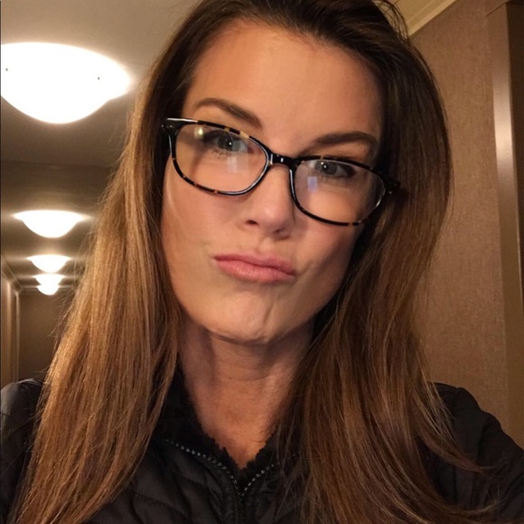 Meet your Posher, Lisa - Picture 2 of 2